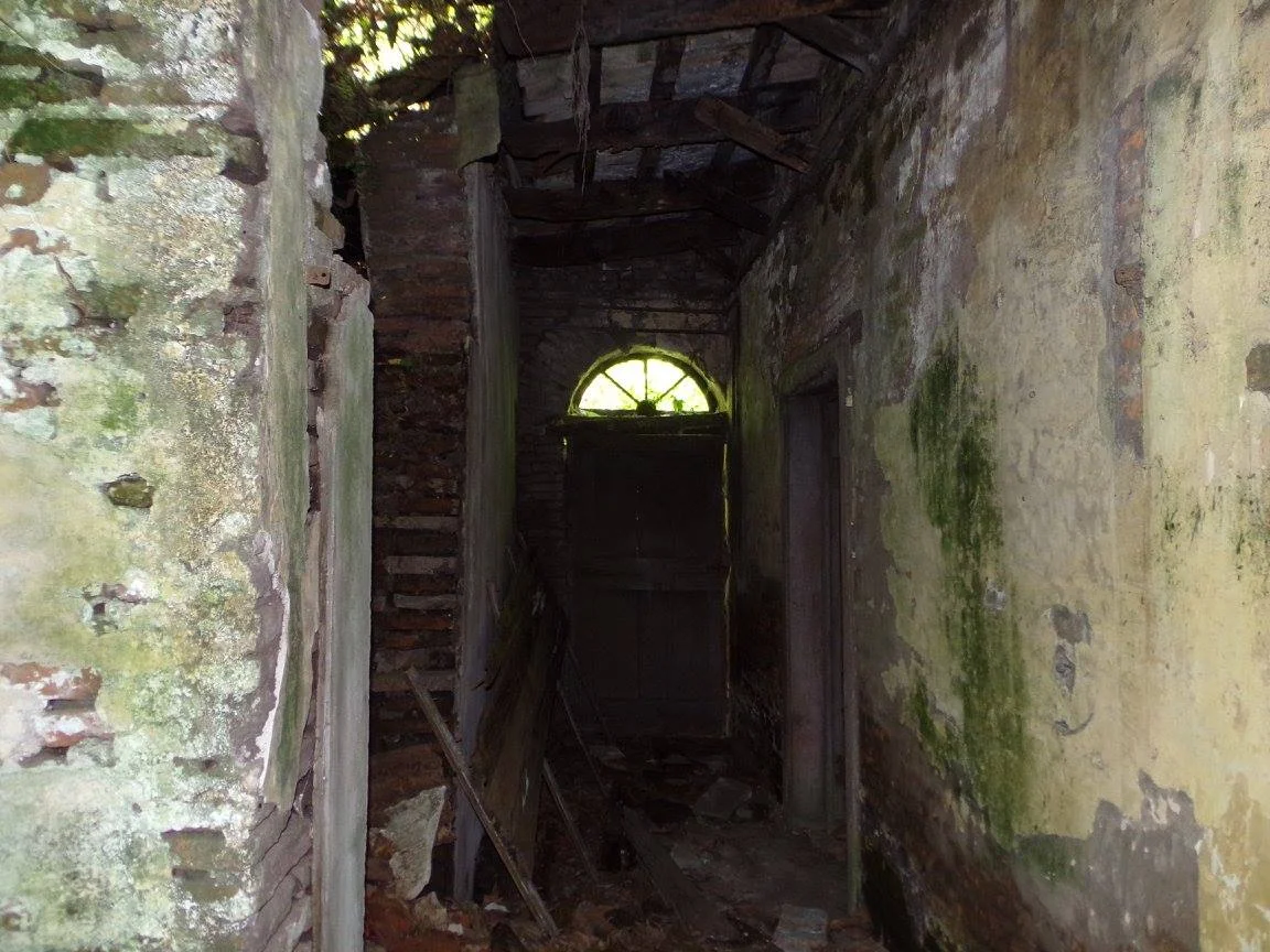 Interior abandonado del casco