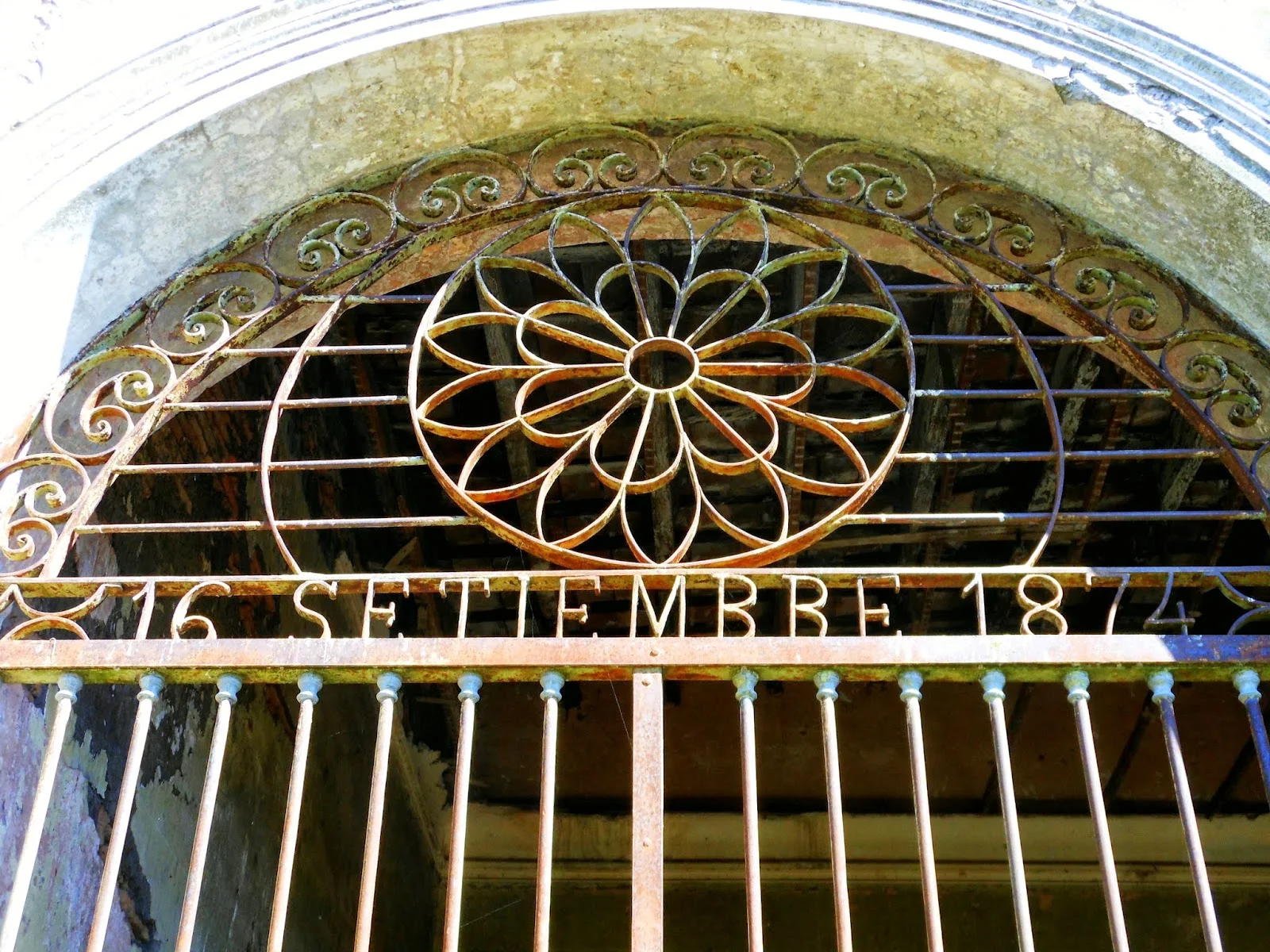 Fecha de fundacion grabada en las rejas